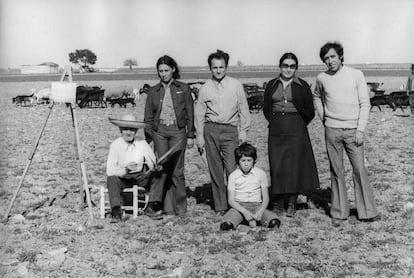 De izquierda a derecha. Antonio López Torres (sentado), Isabel Quintanilla, Antonio López García, Francesco (hijo de Isabel Quintanilla y de Francisco López), María Moreno y Francisco López en Tomelloso, 1973.