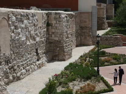 Restos de la muralla árabe en la cuesta de la Vega. 