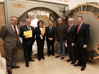 De izquierda a derecha, Ignacio Polanco, Gonzalo Celorio, Carmen Caffarel, Humberto López Morales, Daniel Samper, Darío Villanueva y Emiliano Martínez, ayer ante la Caja de las Letras del Instituto Cervantes.