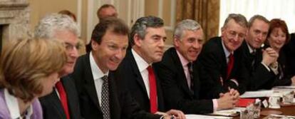Gordon Brown (centro) preside la primera reunión de su nuevo Gobierno ayer en el número 10 de Downing Street.