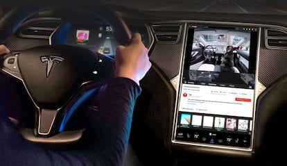 ¿Ver YouTube en un Tesla? Con autopilot sí.