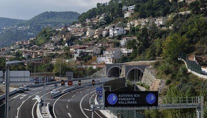 Obras en una de las bocas del túnel de la variante. Al fondo, un barrio de la ciudad de Vallirana.