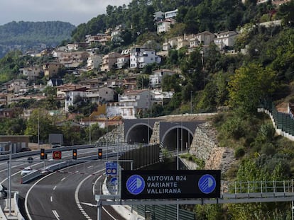 Obras en una de las bocas del túnel de la variante. Al fondo, un barrio de la ciudad de Vallirana.