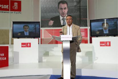 La Conferencia Política del PSOE ha comenzado esta tarde con el discurso de bienvenida del secretario de Organización, José Blanco que ha criticado al Partido Popular.