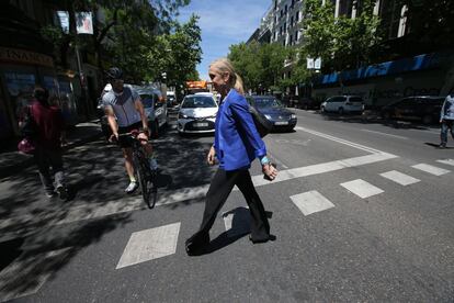 <b>13.24h.</b> Antes de volver a su despacho de Génova, la candidata popular aprovecha para pasear por el centro de Madrid. Apenas serán unos minutos. "Tengo que reescribir el mitin de esta tarde", afirma esta mujer de 51 años, metódica y perfeccionista, hija de un militar y una ama de casa, nacida en Carabanchel y criada en el distrito de Moncloa. "Yo no soy una paracaidista que ha caído en Madrid", sentencia.