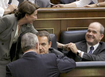 El presidente del Gobierno, José Luis Rodríguez Zapatero, habla con Jesús Caledera, de espaldas, durante las votaciones que se han llevado a cabo hoy en el Congreso