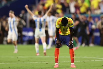 Davinson Sánchez de Colombia llora después al término del juego. 