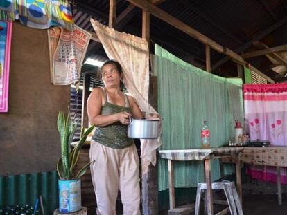 Violeta Canonoy en su casa de comida reconstruida tras el paso del tifón.