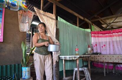 Violeta Canonoy en su casa de comida reconstruida tras el paso del tifón.