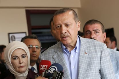 Recep Tayyip Erdogan y su mujer, en el colegio electoral.