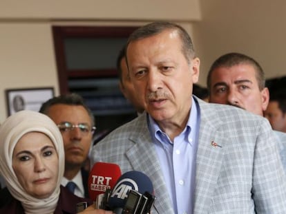 Recep Tayyip Erdogan e sua mulher no colégio eleitoral.