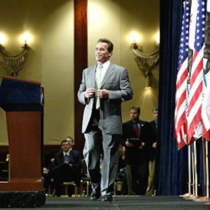 Schwarzenegger se dispone a dar su primera rueda de prensa como gobernador electo, el martes en Los Ángeles.