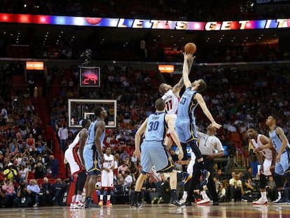 Marc Gasol salta al costat de Chris Andersen.
