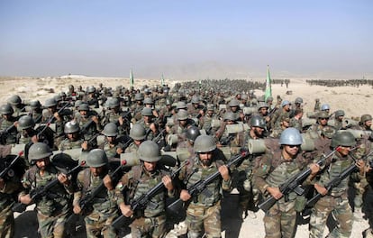 Soldados del Ejército afgano asisten a una maniobra militar a las afueras de Kabul el 17 de octubre.