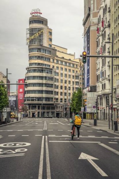 Un 'rider' en la calle de Gran Vía (Madrid).