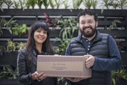Claudia de Heredia y Alfonso Lomelí, directivos de Kichink.