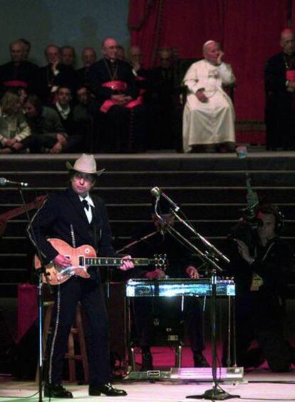 El cantautor Bob Dylan interpreta 'Knockin' on Heaven's doors en presencia del Papa Juan Pablo II