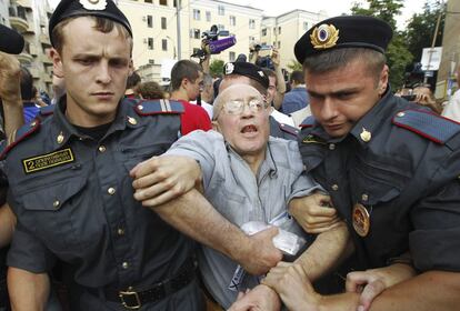 Oficiales de la polic&iacute;a rusa detienen a un manifestante durante una protesta cerca de los Juzgados en Mosc&uacute;.