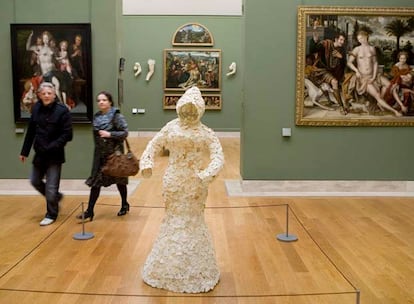 La exposición &#39;El ángel de la metamorfosis&#39; del artista belga Jan Fabre se muestra en las salas dedicadas a los maestros de la pintura flamenca, holandesa y alemana del Museo del Louvre del 11 de abril al siete de julio.