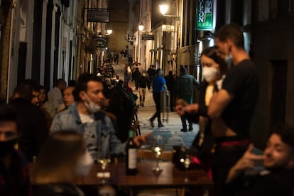 Ambiente en las calles de Santiago de Compostela en el último día de estado de alarma. En Galicia continúa el toque de queda a las 23:00.