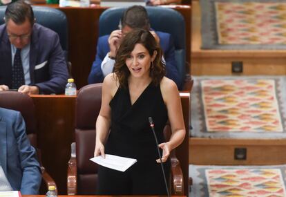 La presidenta de la Comunidad de Madrid, Isabel Díaz Ayuso, interviene en la sesión de control de la Asamblea.