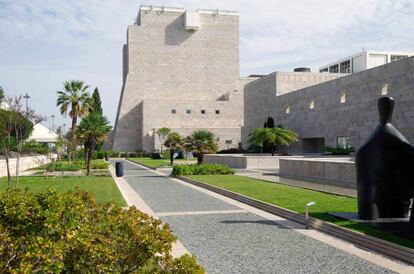 La fachada principal del Centro Cultural de Belém (CCB) sigue la estética del cercano monasterio de Los Jerónimos y, como todo el centro, está revestida con la misma piedra. |