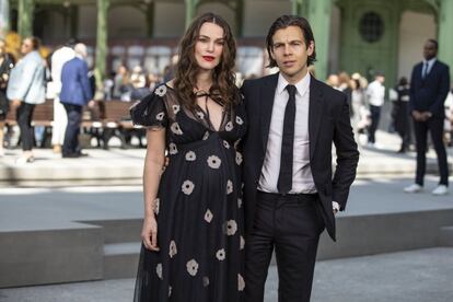 Keira Knightley, de 34 años, está esperando su segundo hijo junto a James Righton, cantante de 35, con quien mantiene una relación desde hace seis años. El anuncio se hizo oficial el pasado mayo, cuando la actriz británica, que ya tiene una hija de cuatro años llamada Edie, acudió mostrando una incipiente barriga a un cóctel de presentación de la nueva colección de Chanel, marca de la que es imagen, en el Grand Palais de París.