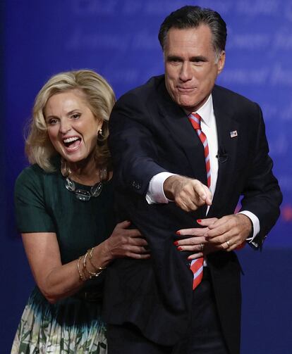 Ann Romney bromea con su marido tras el último debate.