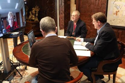 El presidente de la Generalitat, Ximo Puig, durante la videoconferencia  con la consejera de Sanidad, Ana Barceló.