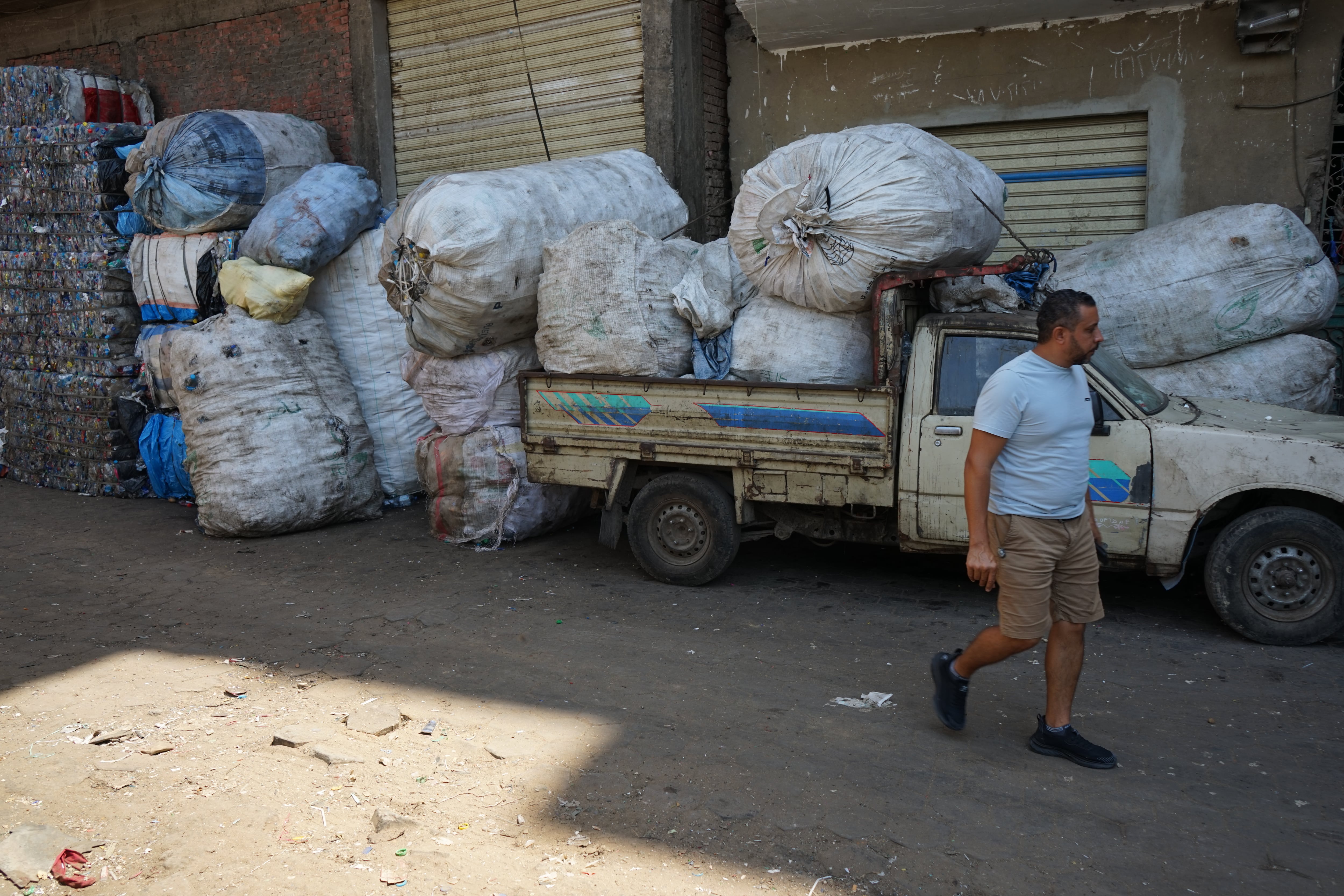 El reciclador de plástico Ossama Rafaat frente a su taller en Manshiyat Naser, el 6 de septiembre en El Cairo.