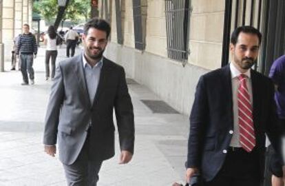 Francisco Manuel Silva, a la derecha, llegando a los Juzgados en 2010.