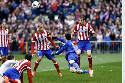 Courtois despeja el balón