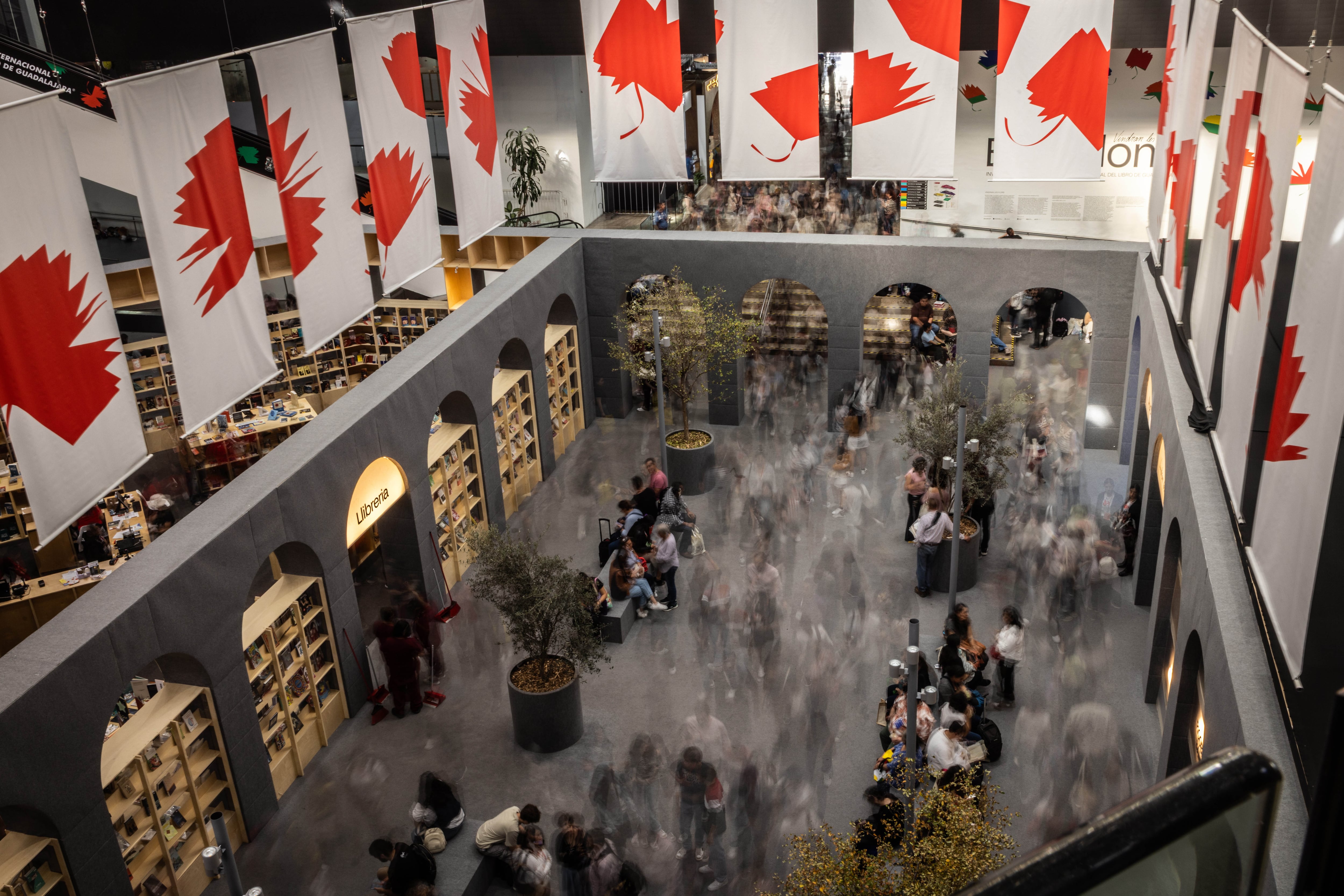 Vista general de las salas de la FIL de Guadalajara, el 5 de noviembre.