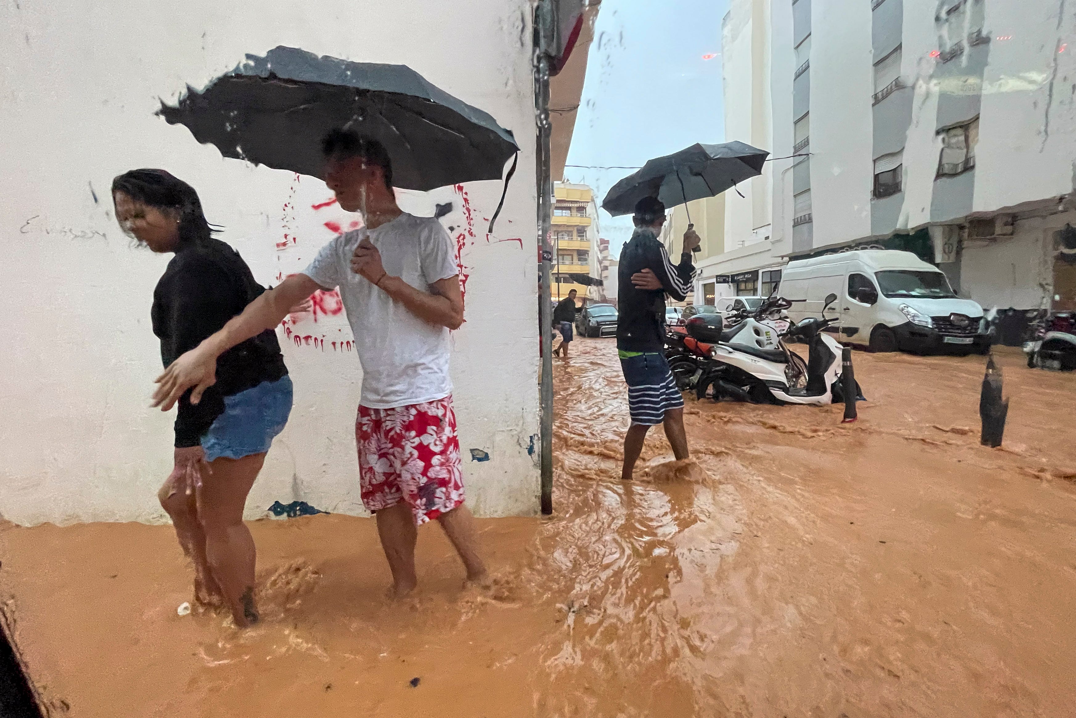 Última hora del temporal, en directo | La Unidad Militar de Emergencias se activa en Ibiza, donde los bomberos buscan a personas atrapadas en casas y coches