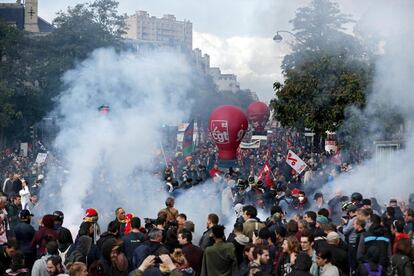 Varios sindicatos, encabezados por la CGT, participan en la primera jornada de huelgas y manifestaciones, en París (Francia).