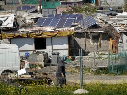 Los vecinos han empezado a instalar placas solares sobre las chabolas de la Cañada, que lleva seis meses sin luz.