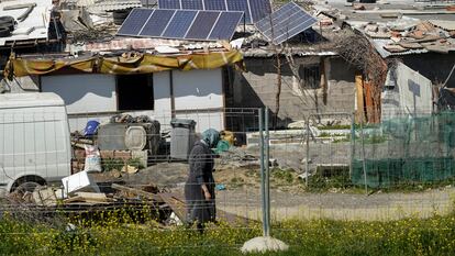 Placas solares en las chabolas del sector 6 de la Cañada Real, en una imagen de 2021.