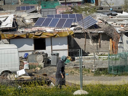 Placas solares en chabolas del sector seis de la Cañada Real madrileña tras pasar meses sin suministro eléctrico.