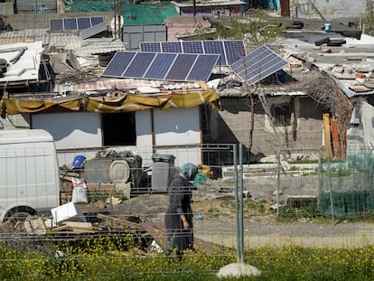 Placas solares en las chabolas del sector 6 de la Cañada Real, el pasado mes de marzo.