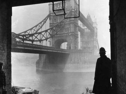 Un policía en la orilla del río Támesis junto al Puente de la Torre, en Londres.