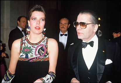 Carolina de Mónaco y Karl Lagerfeld en un evento nocturno en Versalles, París, en 1986.