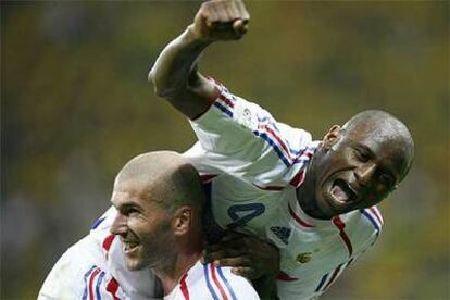 Vieira, aupado en Zidane, celebra el gol de  Henry que derrotó a Brasil.