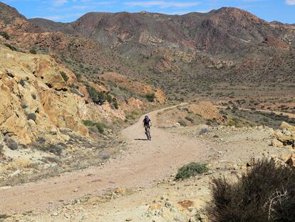 Un ciclista pedaleando por un camino del parque natural del Cabo de Gata-Níjar, en Almería.