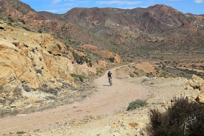 Un ciclista pedaleando por un camino del parque natural del Cabo de Gata-Níjar, en Almería.