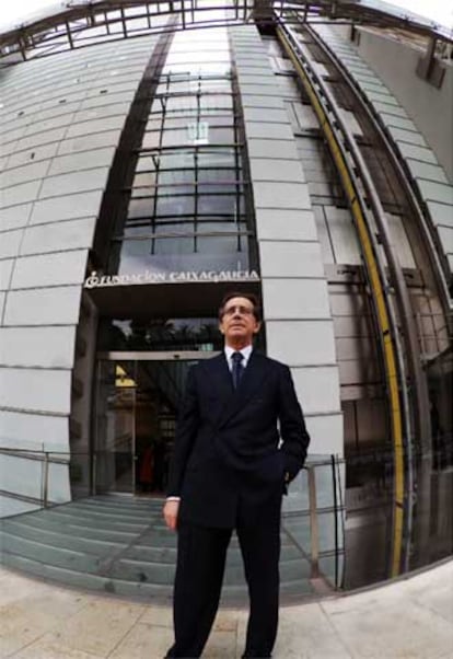 José Luis Méndez, director general de Caixa Galicia, ante la sede de la Fundación Caixa Galicia, en A Coruña.