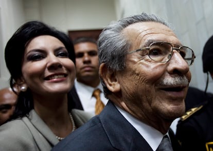 Zury Ríos Montt con su padre, Efraín, al salir de un juicio por las masacres cometidas durante su régimen