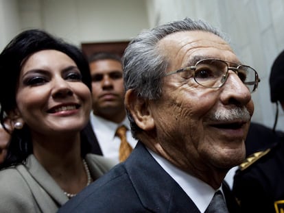 Zury Ríos Montt con su padre, Efraín, al salir de un juicio por las masacres cometidas durante su régimen, el 26 de enero de 2012.
