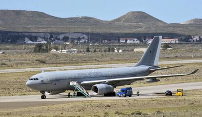 El avión de la Royal Air Force mandado por Reino Unido para ayudar a rescatar el submarino argentino ARA San Juan, este miércoles 22 de noviembre de 2017