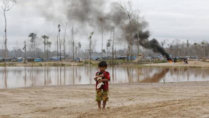 Destrucción de un campo de minería ilegal de oro en la Amazonia peruana.