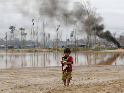 Destrucción de un campo de minería ilegal de oro en la Amazonia peruana.